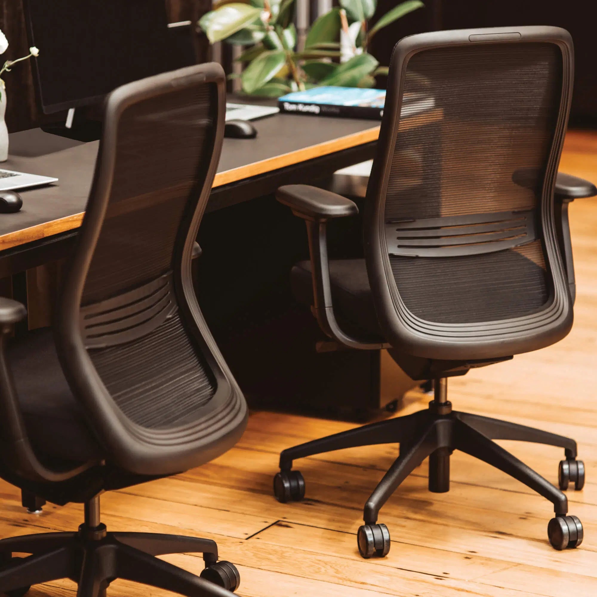 Konfurb Luna Chair White | Office Furniture Designs