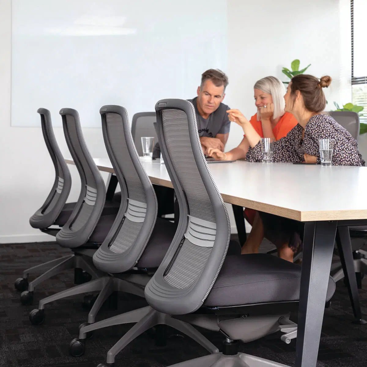 Konfurb Luna Chair White | Office Furniture Designs