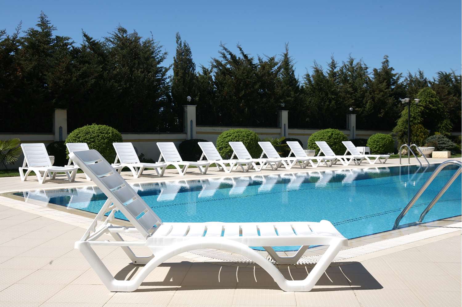 Siesta Aqua Sunlounger White | Office Furniture Designs